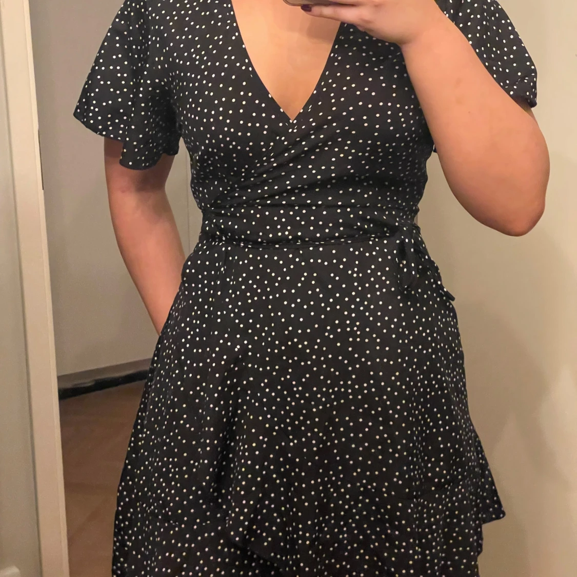 Svart prickig klänning