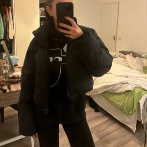 Svart pufferjacka - Säljer en svart pufferjacka i mycket bra skick. Passar perfekt för höst och vinter!🍁💋