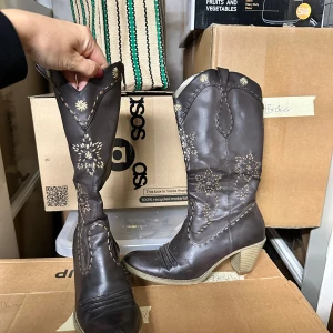 Cowboy boots  - En mindre 38, köpta second hand! 