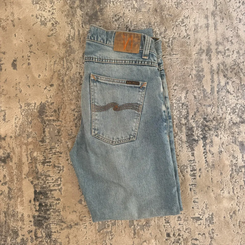 Säljer dessa väldigt snygga jeans ifrån Nudie jeans, modellen heter Lean Dean och har en slimfit passform. Storlek 30/34 men längden har blivit skräddarsydd till en 30/32. Skicket är fint med vanliga tecken på användning utan hål eller fläckar!. Jeans & Byxor.