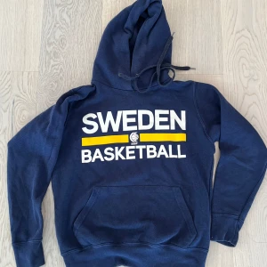 Marinblå Sweden Basketball hoodie - Marinblå Sweden basketball hoodie i använd skick.