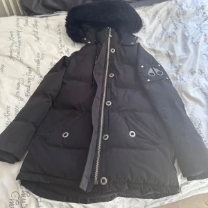 En vädigt fin vinter jacka har köpt ganska dyrt så tror att den är äkta,absolut inga hål och väldigt bra skick i size xs och S - En svart jacka men många varma fickor har använt ett par gånger men vill inte ha den längre så säljer mycket billigare än va jag har köpt