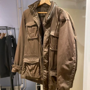 Field jacka  - Super fin fält jacka från emilio storlek medium inge skador  Köpt för 2000kr säljer pga stt jsg inte använder den längre