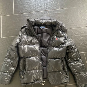 Polo Ralph Lauren jacka - Hej. Säljer min Polo jacka då jag inte har lust eller vilja att laga den. Som ni ser på bilderna har den några revor som dock alla är på baksidan av jackan (bakre arm, rygg under luvan) men annars helt felfri.  Storlek: S Ny pris 6000kr 