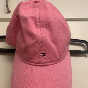 Kepsar - Fina kepsar  Tommy hilfiger kostar 200 Kenzo kostar 100 (ej Äkta)