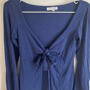 Blå design by si blus💙 - Blå design by si blus i strlk M/L, använd 2-3 ggr jätte fin säljer pga att jag rensar min garderob💕mycket gott skick