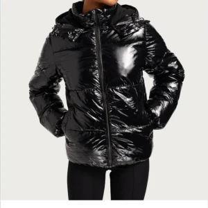 Glansig vinterjacka från Nelly❄️ - Säljer min vinter jacka jag köpt förra året, jätte fin med inga defekter. Köpt för 799 från Nelly. Slutsåld just nu i xxs, xs, S och M. skriv för fler bilder/info. Pris kan diskuteras💓💓