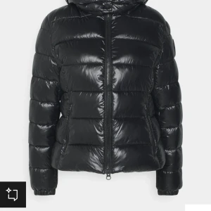 Vinterjacka  - Jätte snygga vinter jacka från save the duck, köpte den förra året och nästan som ny💕 skriv för fler bilder Köpt för 3000kr