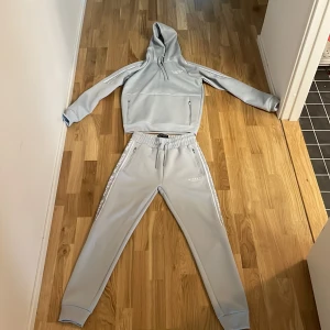 Mckenzie träningskläder - Storlek M på både tröja och byxor. Helt nya oanvända. Nypris för hela setet var 1000kr. Säljer båda för 500kr