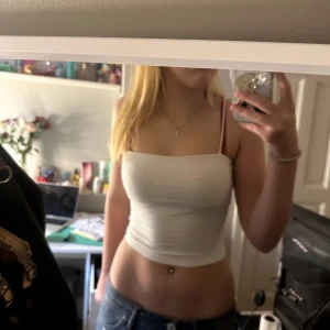 Vitt linne från ginatricot  - Köpte från annan säljare men tycker inte riktigt den passar mig 