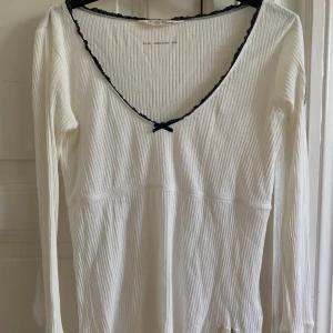 Vit odd molly tröja - Säljer denna skitsnygga tröjan från odd molly då den inte kommer till användning. Tröjan har inga defekter och är i bra skick. Skriv om frågor eller bilder🥰💞