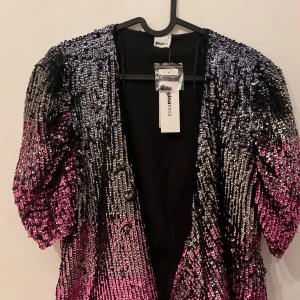 Grå och lila fest jacka - Helt ny användes inte ens en gång. Jättebra kvalité.