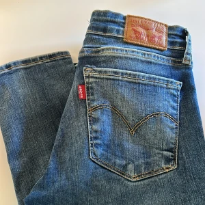 Levis 711 skinny 26 - Mycket fint skick.