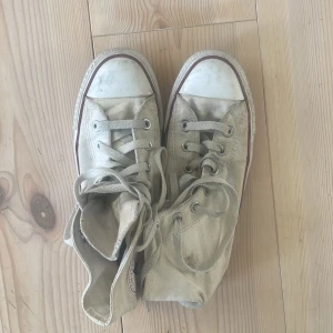 Vita converse - Bra kvalite men smutsiga  Stolek 39  Använt få gånger 2023  