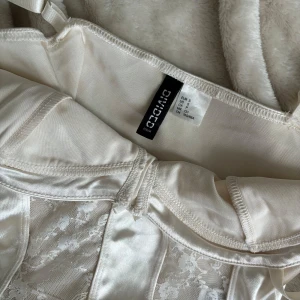 korsett-liknande linne  - gulligt korsettliknande linne från H&M i storlek s💟