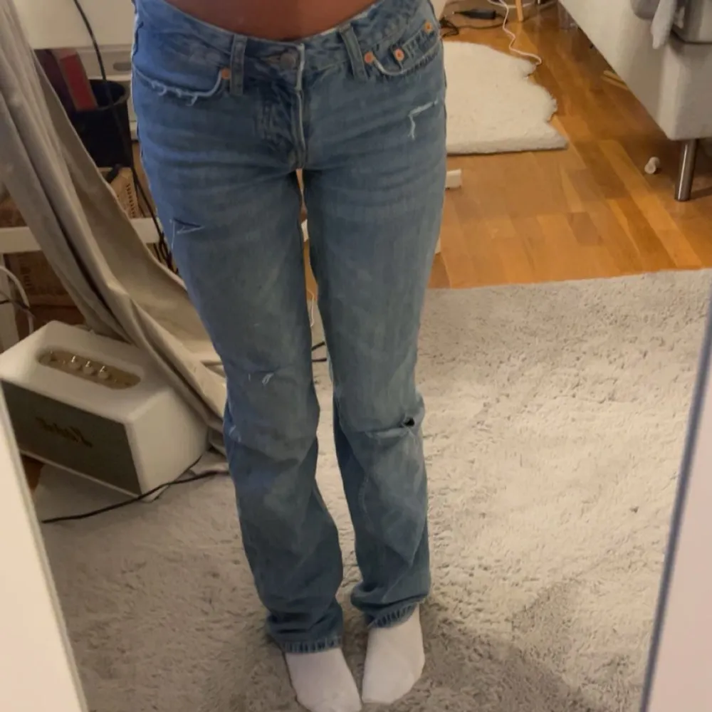 säljer lågmidjade jeans från lager 157 icon i strl xxs/32 köpta för 400kr säljer för 300 knappt använda!. Jeans & Byxor.