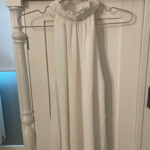 Blus ifrån hm - Fin blus ifrån hm! Storlek xs💗 sista bilden är lånad, men samma tröja fast i svart! Säljer för den inte kommer till användning då den är lite för lång💕💕