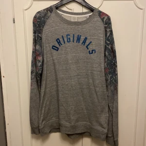 Jack & Jones collegetröja - Collegetröja i helt ok skick. Liten i storlek, mellan medium o Large.