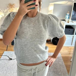 Stickad tröja grå - Jätte fin stickad tröja ifrån Gina Tricot. Använt max 2 gånger , tröjan är i otroligt bra skick! 