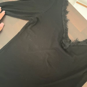 Spets/Ribbad tröja - Jätte söt och fin spetsig tröja!  Den är väldigt skön och fin i materialet & tyget.