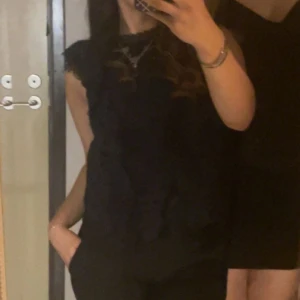 Zara blus  - Hejsan. Säljer denna otroligt fina blusen från zara. Den är helt ny och använd 1 gång. 