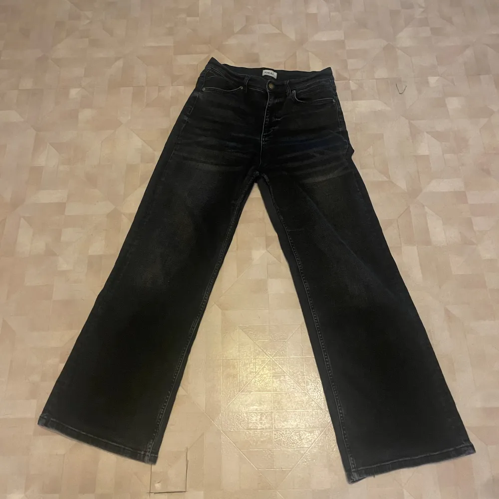 Svarta snygga jeans i modell Midwaist🥰 Köpte på madlady för ca 2 år sedan och säljer pga för liten storlek. Ganska använda men inga märkbara slitningar😊 Nypris 600kr. Pris går att diskutera🥰. Jeans & Byxor.