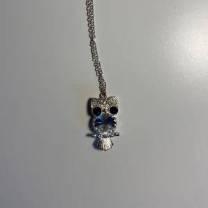 Långt halsband med uggla - I bra skick! En liten fläck/rost vid det vänstra ögat, men verkligen inget som syns på långt håll.