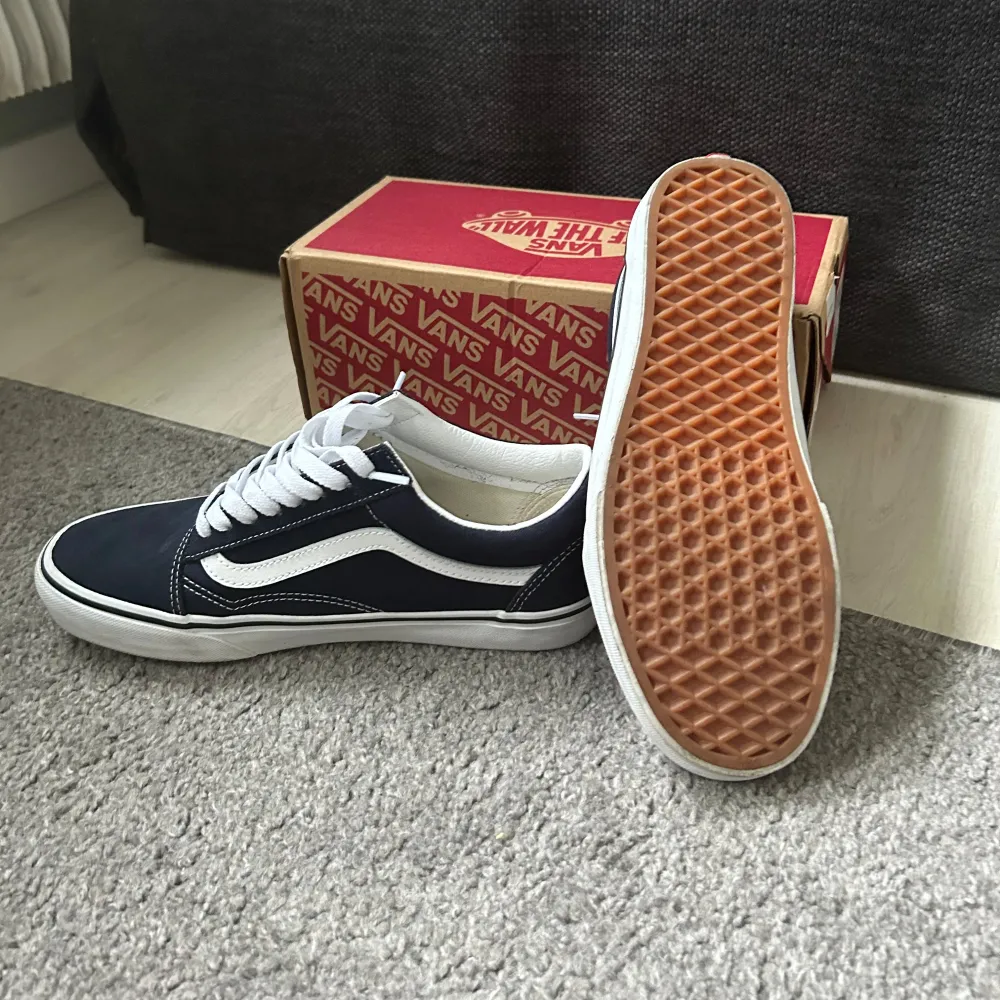 Storlek 41, 10/10 skick andvänd typ 2 gånger , ny pris 800, moddel vans old skool. Skor.