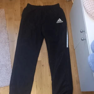 Adidas byxor - Sköna adidas byxor, träningmaterial men man kan ha dom i vardagen också 
