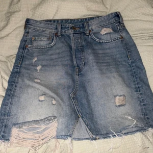 Jeanskjol från gina tricot  - Jeanskjol med slitningar från hm. Storlek 38