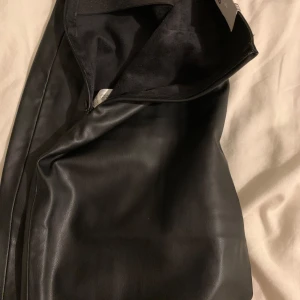Läderbyxor  - Helt nya läderbyxor från Zara, aldrig använda. Den är i storlek Xs, men däremot passar den även dem i st S. Väldigt skönt material inuti 
