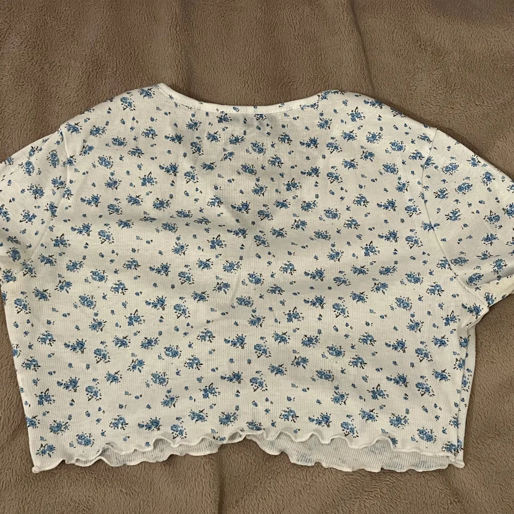 Gullig söt crop top t-shirt med blãa blommor. Hög stretch. Sommar/var.. Toppar.