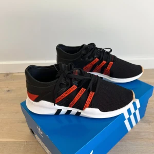 Oanvända Adidas sneakers  - Nya helt oanvända Adidas sneakers. Köptes för 1500kr  