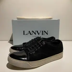 Hej! Säljer nu dessa sjukt populära lanvin skor. Skorna är i superfint skick! Nypris ligger på 5299kr Hör av dig vid frågor!