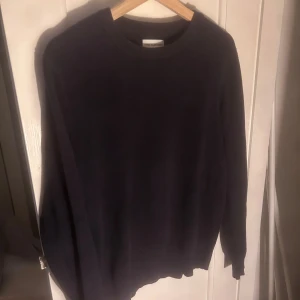 Stickad marinblå tröja - En ”these glory days” som är köpt på volt för nått år sedan men som inte kommit så mycket till användning, så den är inte gott skick:)