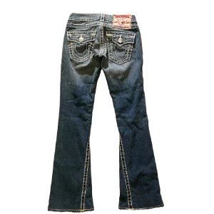True religion byxor - Midjemått 32 raktöver Innerbenslängd 78 Säljer eftersom de tyvärr va för små :(