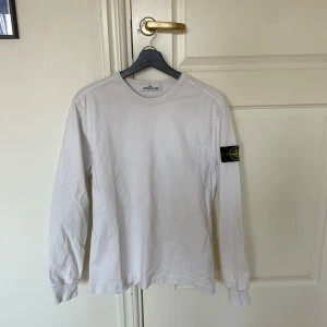 Stone Island tröja vit - Vit tröja från Stone island. Skick: 9/10. Storlek: S. Nypris: 3600kr. Kontakta oss för fler bilder eller info!🙌