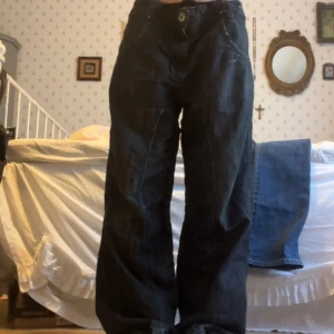 Svarta baggy jeans - Materialet är mjukare än vanliga jeans. MÅTT: midja - 44 cm | innerben - 75 cm | ytterben - 100 cm.  Köp med instabox innan 20.30 för o få postat samma dag🩷