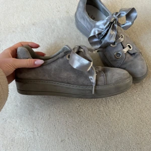 Grå mocka / suede sneakers  - Grå mocka / suede sneakers i strl 38 från K cobler. Knappt använda och i väldigt bra skick. Ord pris 1400, (finns att köpa på scorett) 
