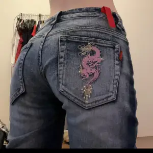 Jätte snygga blåa bootcut denim jeans med drakar på 🐉  Skriv om du har frågor eller för fler bilder 🩵