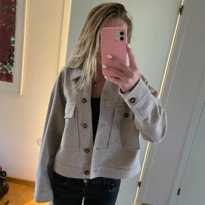Höstkappa - Jättesnygg kort höstkappa som bara är använd ungefär 1 gång. Nypris är ungefär 800kr, Säljer för bra pris då jag är i behov av pengar😅🥰 Kan gå med på att sänka priset vid snabb affär!