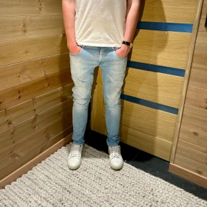 Replay Anbass  - Tja säljer nu dessa feta jeans från Replay i modellen Anbass. modellen är 183 och väger 70 kg. Hör av er för fler frågor/bilder! Mvh vestimenta😊