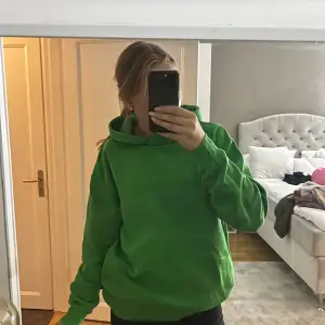 Såå skön hoodie från Gina i en cool grön färg. Aldrig använd endast tvättad en gång. I strl S men oversized så passar fler storlekar.🤍