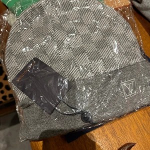 Mössa beenie  - En helt ny oanvänd mössa från louie, perfekt nu när hösten börjar kallna fynda fort. Pris kan diskuteras 