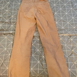 Beige manchesterbyxor - Säljer ett par beige manchesterbyxor. Använda ett fåtal gånger. 