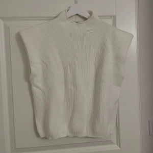 Vit topp nakd - Vit topp med insydda armpuff i storlek xl men som m, liten i storlek. ord pris 399kr
