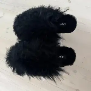 Supermysiga nya och oanvända fluffiga tofflor från UGG. Originalpris 1500kr