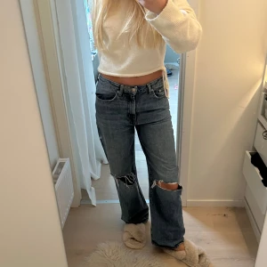 Jeans med hål  - Sjukt snygga jeans som är baggy med hål❤️
