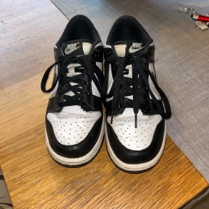 Nike Dunk Panda’s - Nike Dunk Panda low i storlek 39, använda som ni ser på bilderna men hela och i fint skick på de sättet även om dom är creaseade och lite smutsiga.  Ny pris 1 499kr  Nu pris 