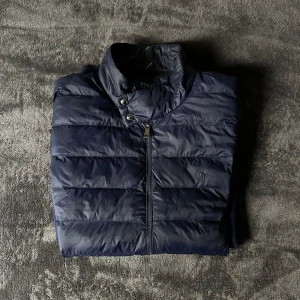 Ralph Lauren Cardigan - Perfekt mörkblå cardigan nu inför hösten i extremt bra skick. Kom privat vid funderingar, pris går att diskutera. 